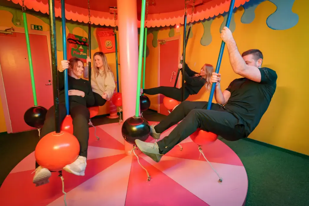 Fyra glada personer på en karamell-karusell